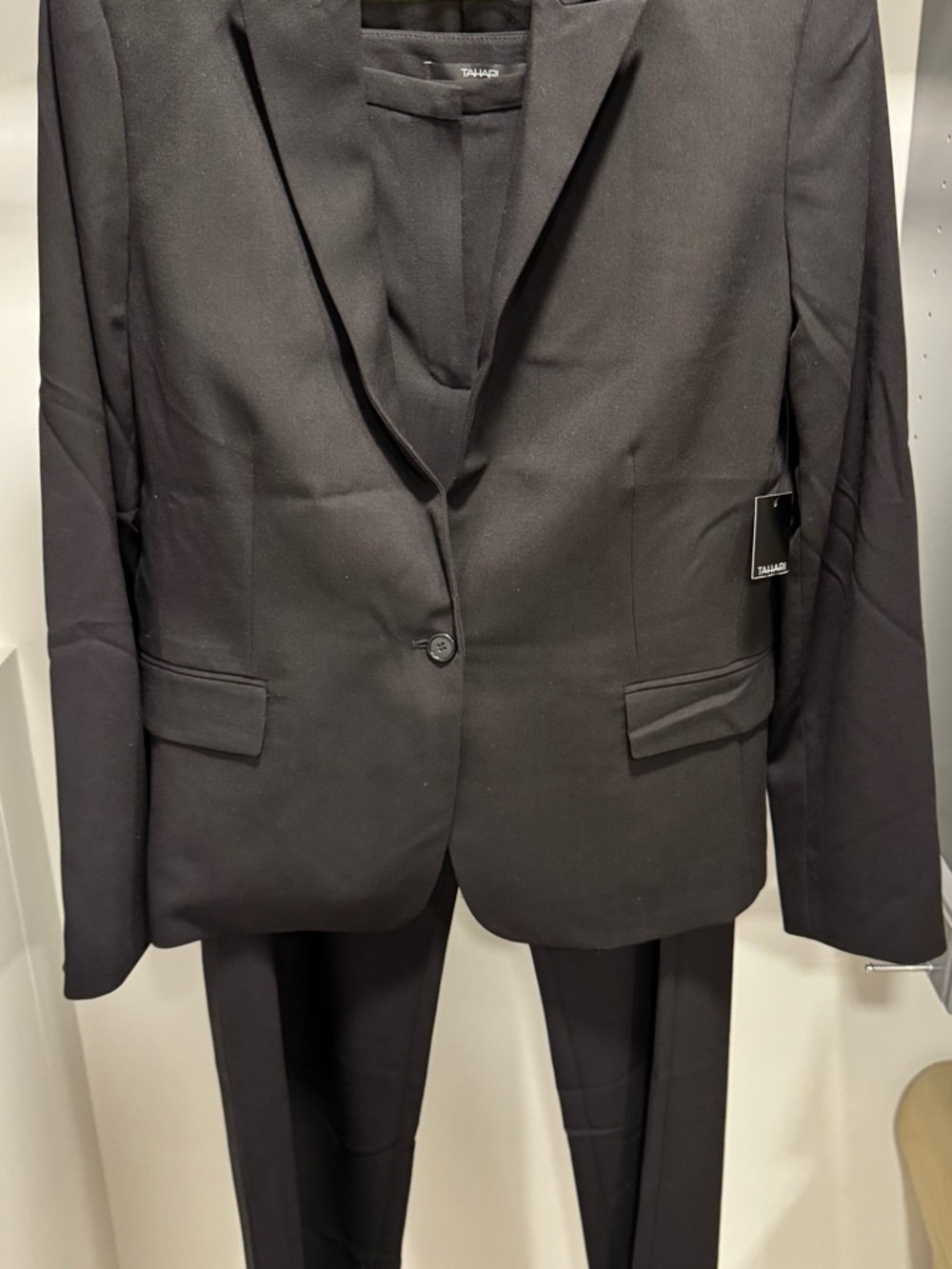 Tahari Women's Tailored 2 piece Pants Suit